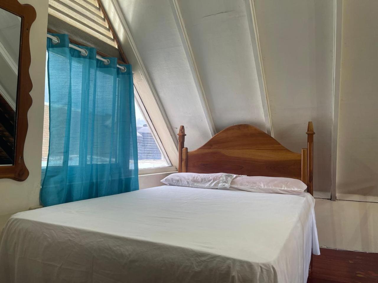 Oceanfront Condo W/ Free Parking + High Speed Wifi Negril Esterno foto