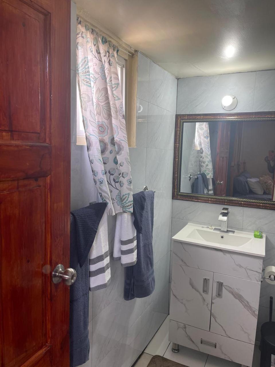 Oceanfront Condo W/ Free Parking + High Speed Wifi Negril Esterno foto